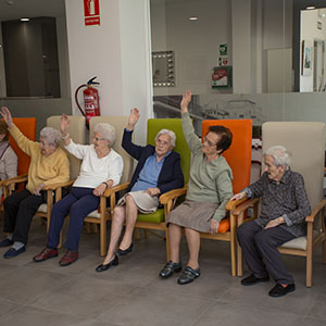 Fotografía personas mayores realizando ejercicios de psicomotricidad